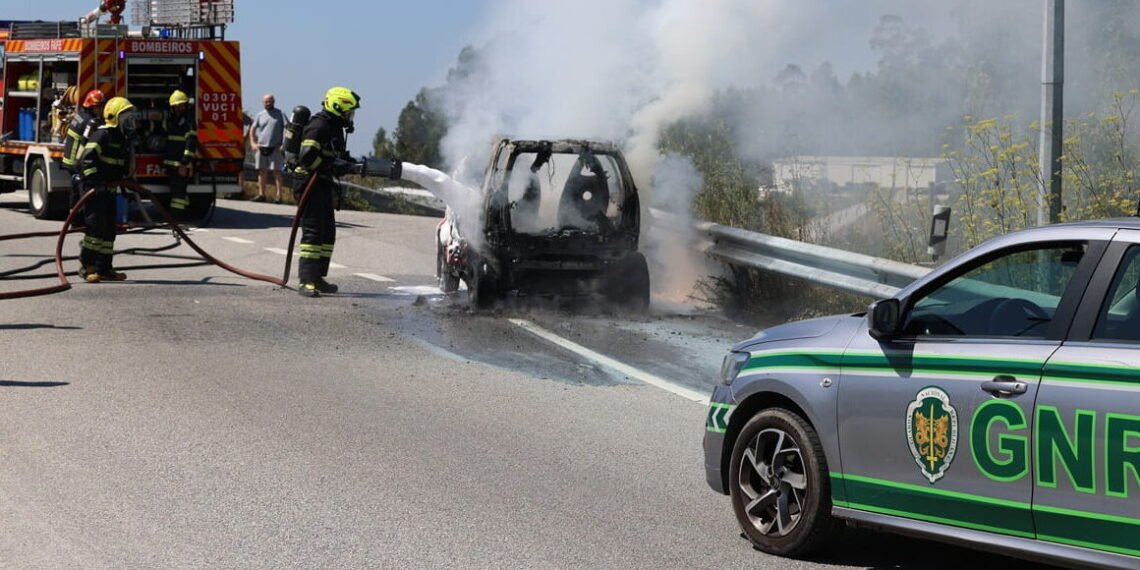 Smart destruído pelas chamas em fafe