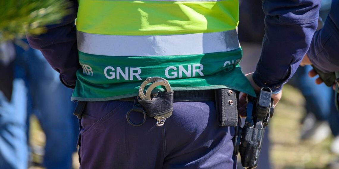 Condutor em fuga embate em viaturas e obriga GNR a disparar para o ar na Quinta do CondeCréditos:vicvaz
